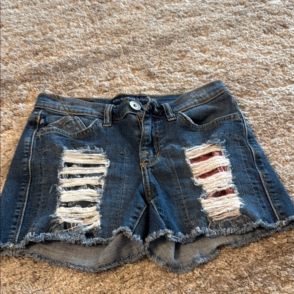 🍍Rock Republic patched shorts🍍Sz 2🍍13”  waist🍍3” inseam🍍